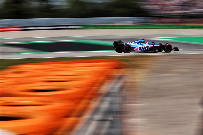 F1 car orange tyre wall